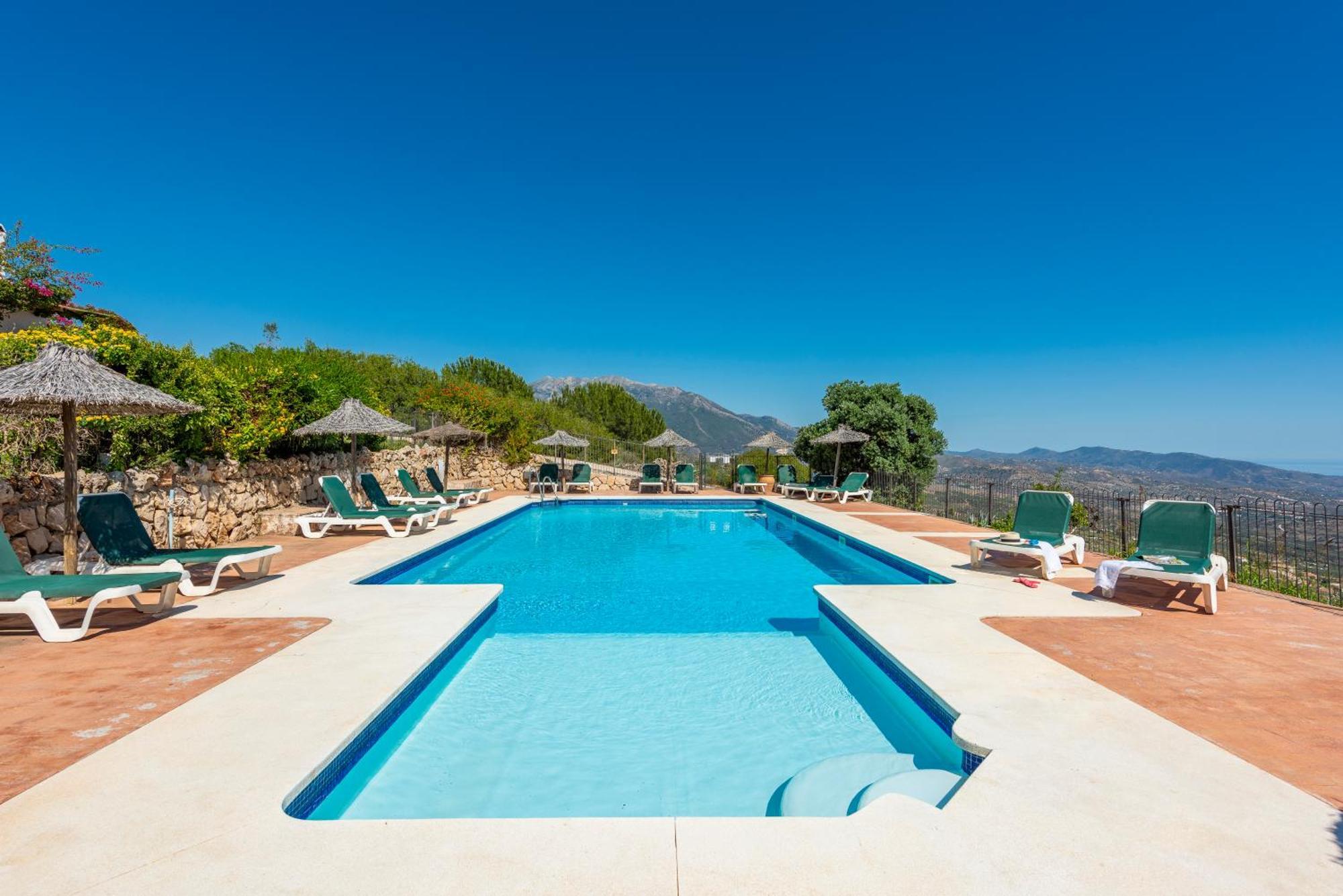 Cantueso Holiday Park Periana Exterior photo
